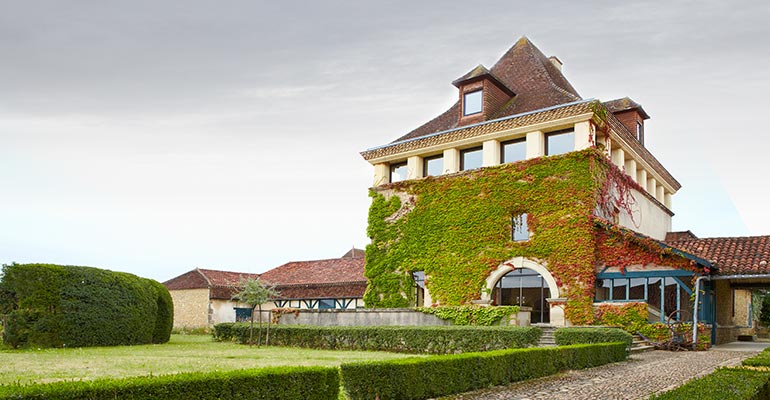 Le Château Bouscassé est un domaine appartenant à la famille Brumont depuis plusieurs générations.