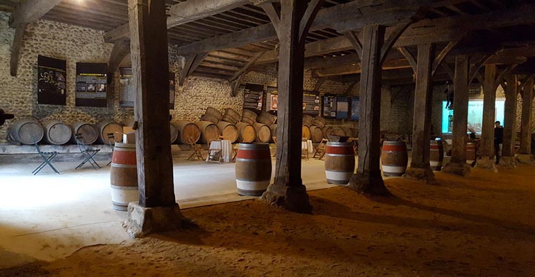 Les coteaux environnants et la qualité du sol ont contribué à la réputation des vins du Château de Perron.