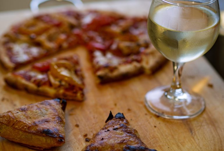 image d'un assortiment vin blanc et pizza