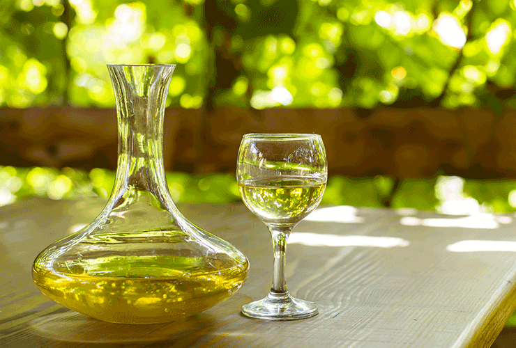 Une carafe et un verre de vin blanc