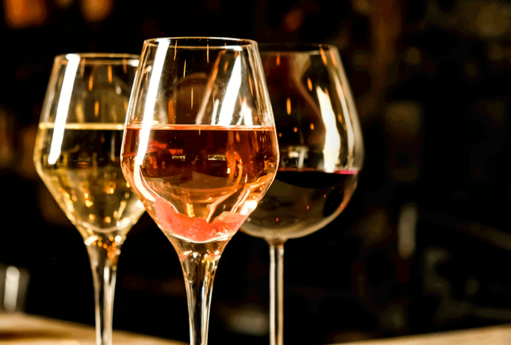 Des verres de vin blanc, vin rosé et vin rouge